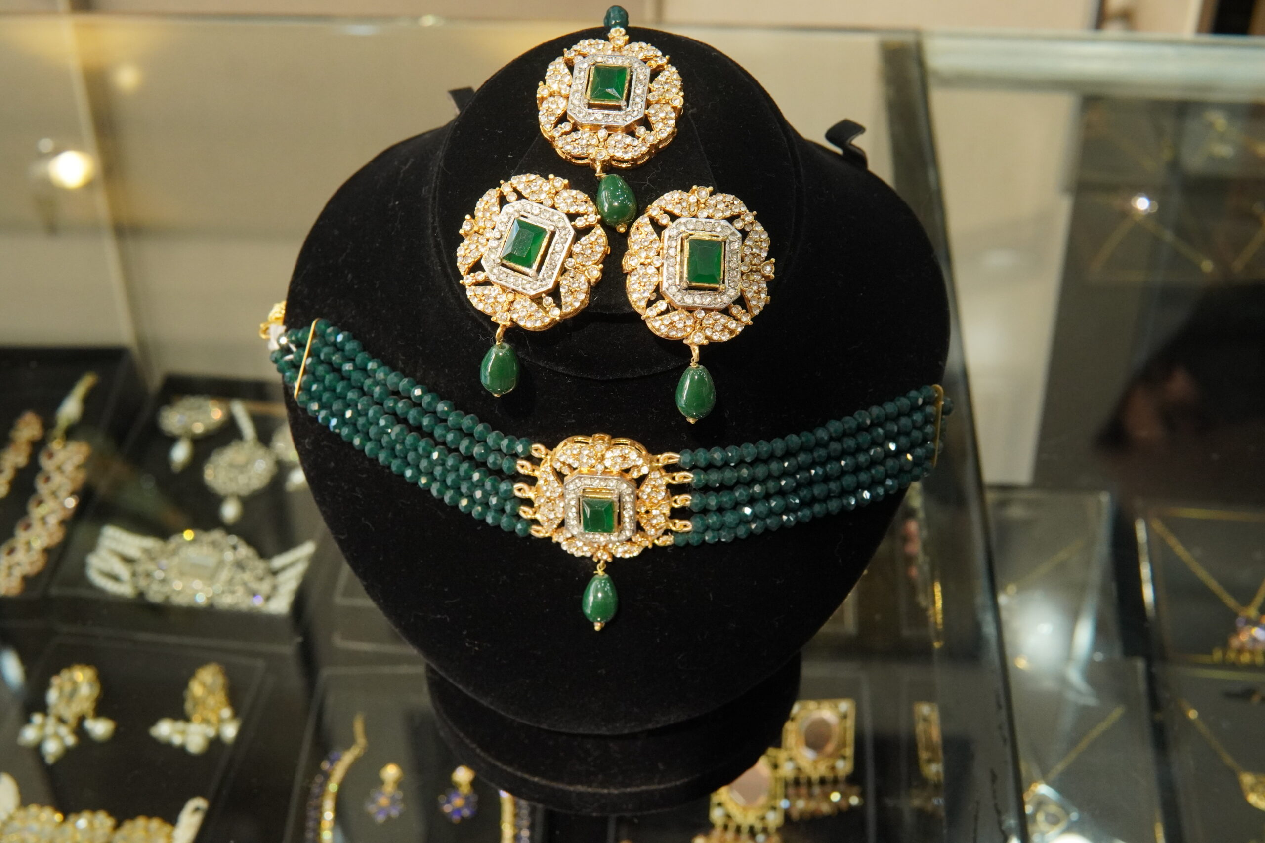 AN ELEGANT SMALL PARTY WERA SET - Image 5