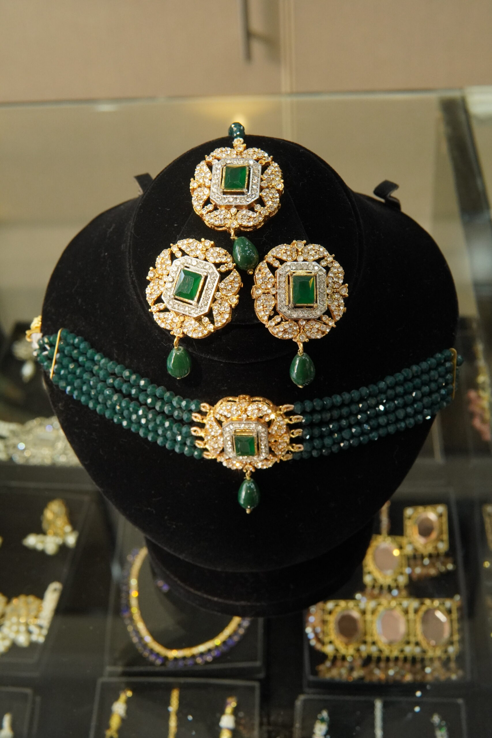 AN ELEGANT SMALL PARTY WERA SET - Image 4