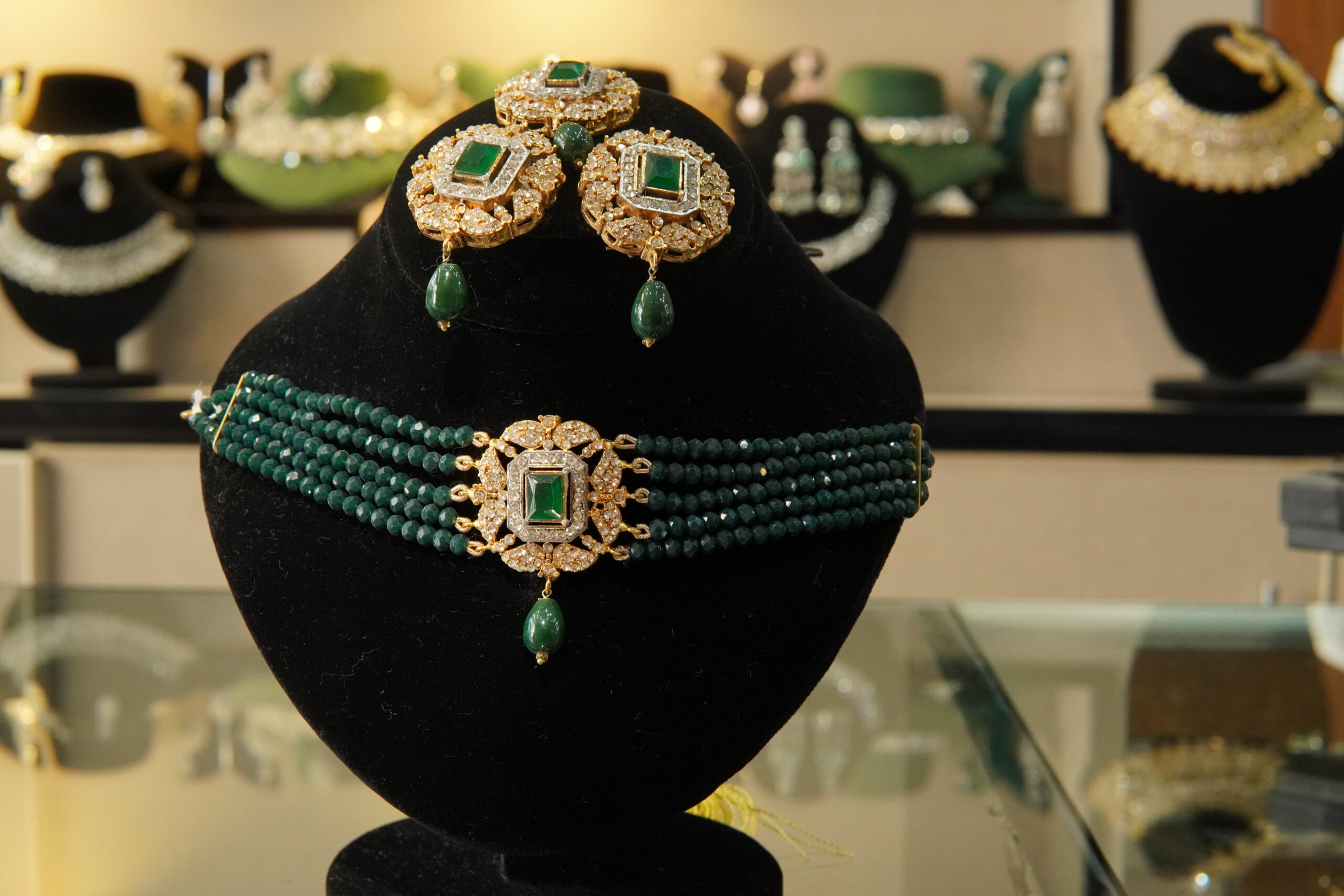 AN ELEGANT SMALL PARTY WERA SET - Image 3