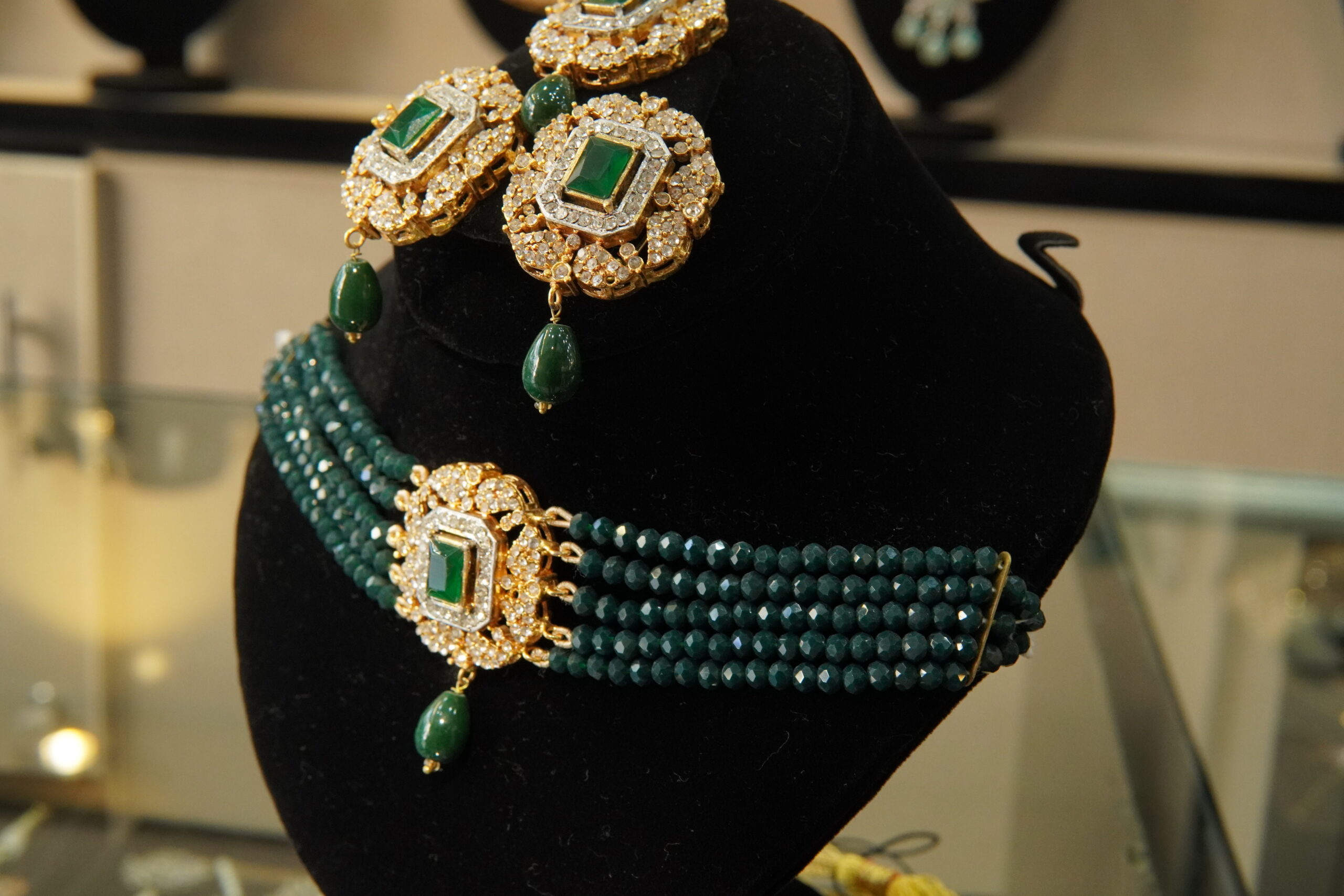 AN ELEGANT SMALL PARTY WERA SET - Image 2