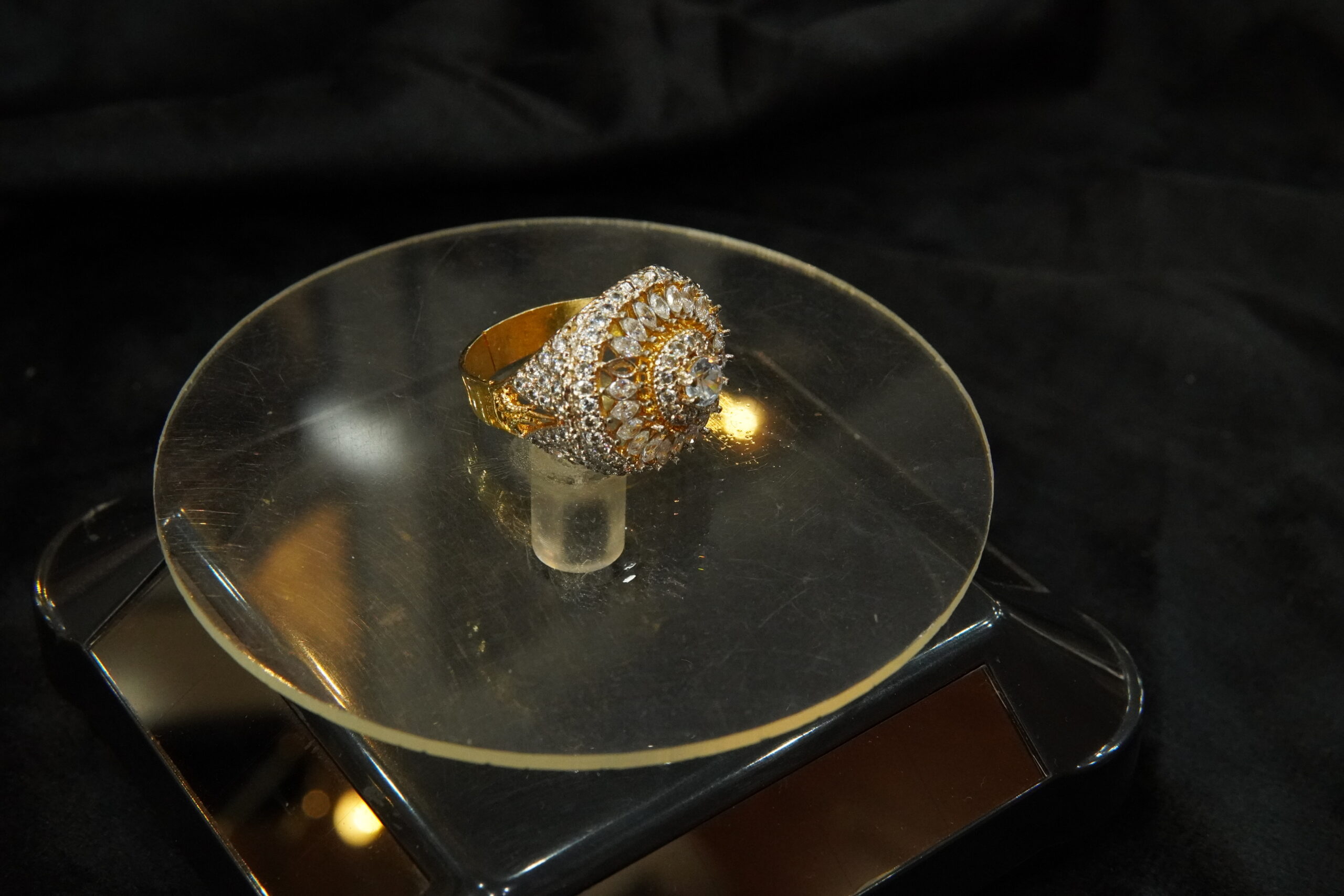 GOLD PLATED RING WITH A SHAMPION - Image 2