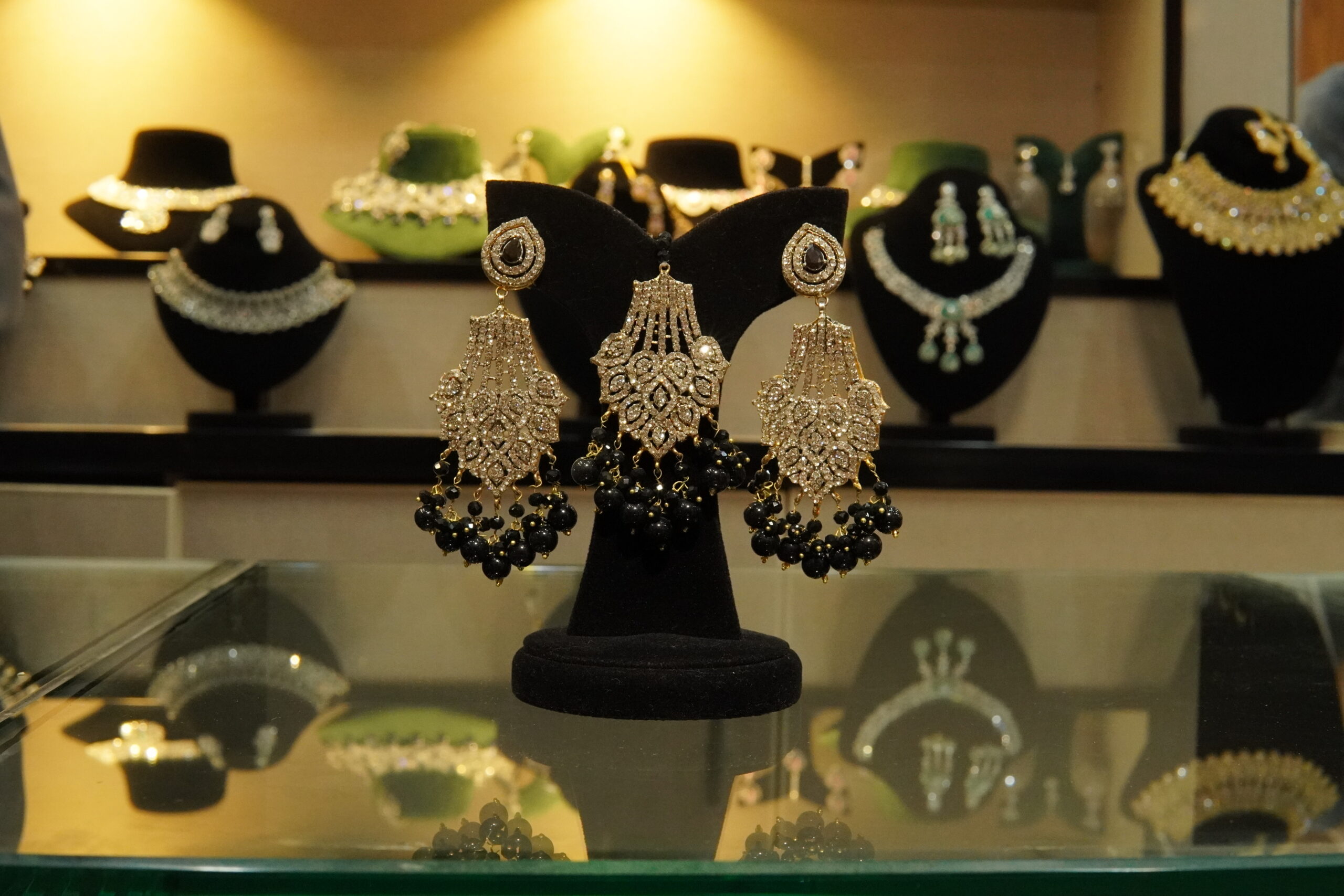 Earrings with black and white stones - Image 4